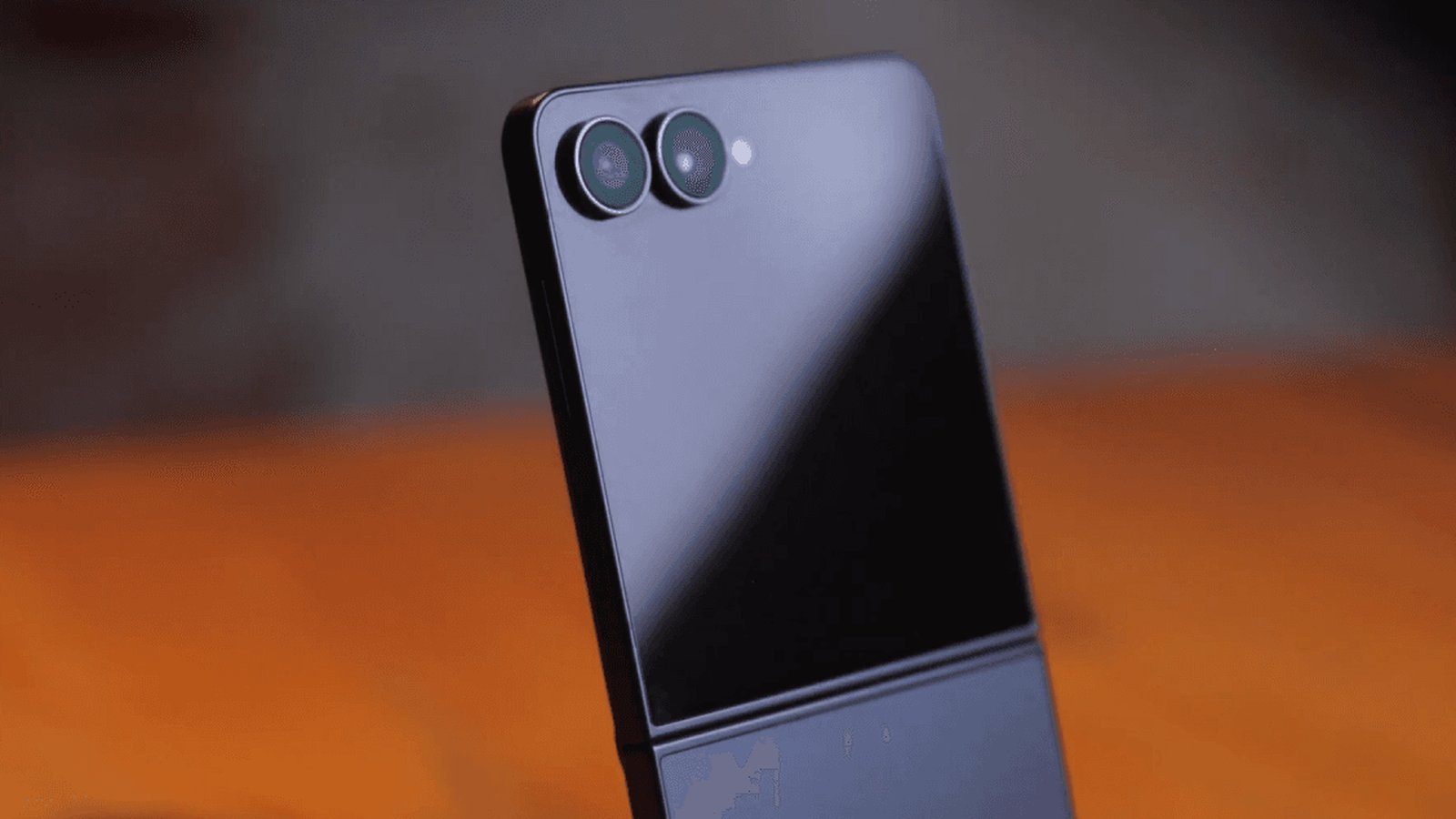 Galaxy Z Flip 8 vai estrear nova tela que não deixa marcas, sugere rumor