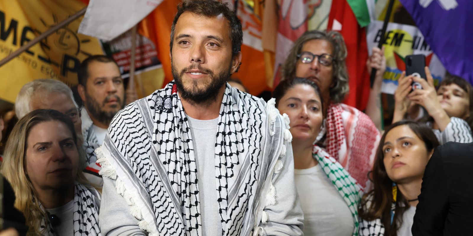 Ativista Thiago Ávila volta ao país após prisão em Israel