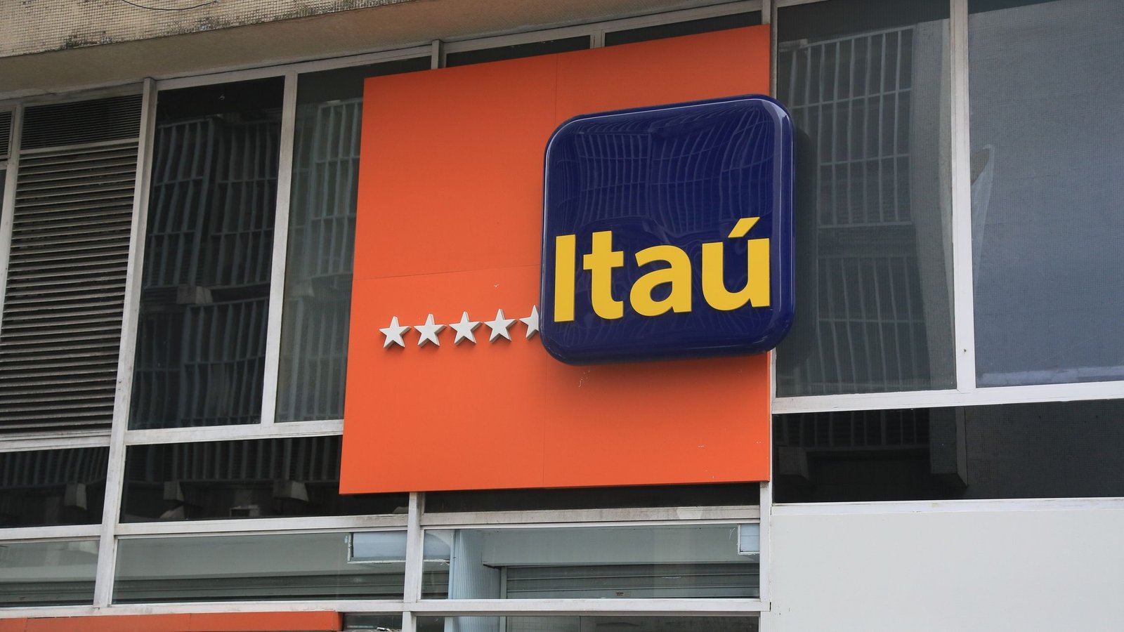 Itaú confirma falha em sistema após cobranças indevidas em faturas de clientes