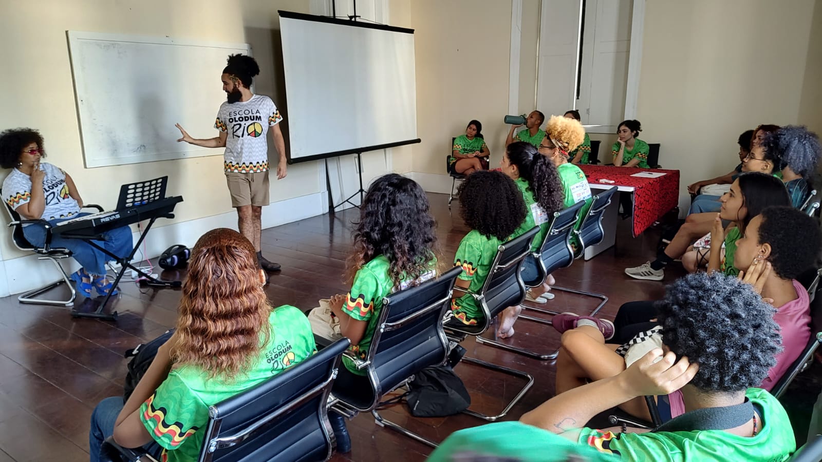 Escola Olodum Rio completa um ano com cursos gratuitos para jovens na Gamboa