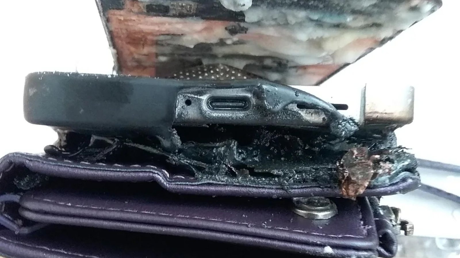 Galaxy S25 FE: usuário relata ferimentos após explosão durante carregamento