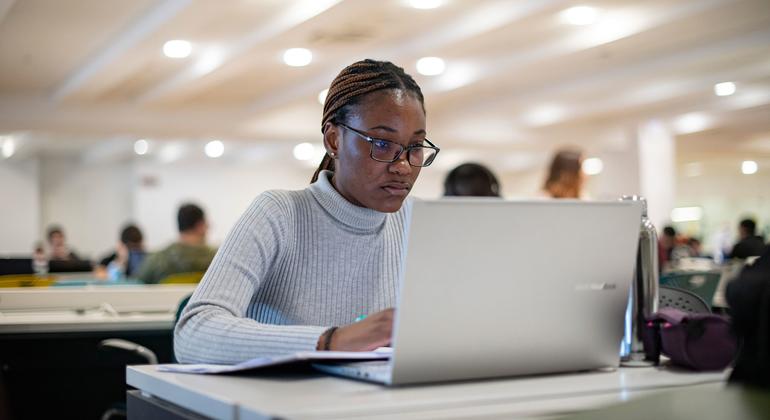 Desigualdades persistentes privam jovens de trabalho digno na África Ocidental