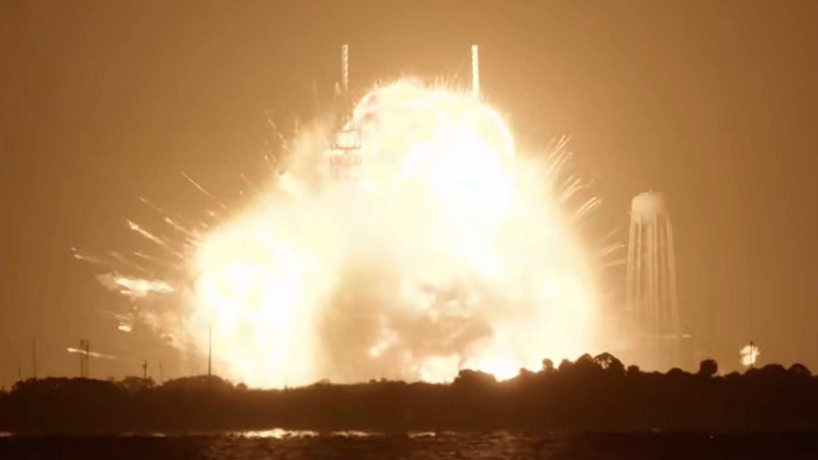 Foguete da Blue Origin explode na plataforma de lançamento durante teste