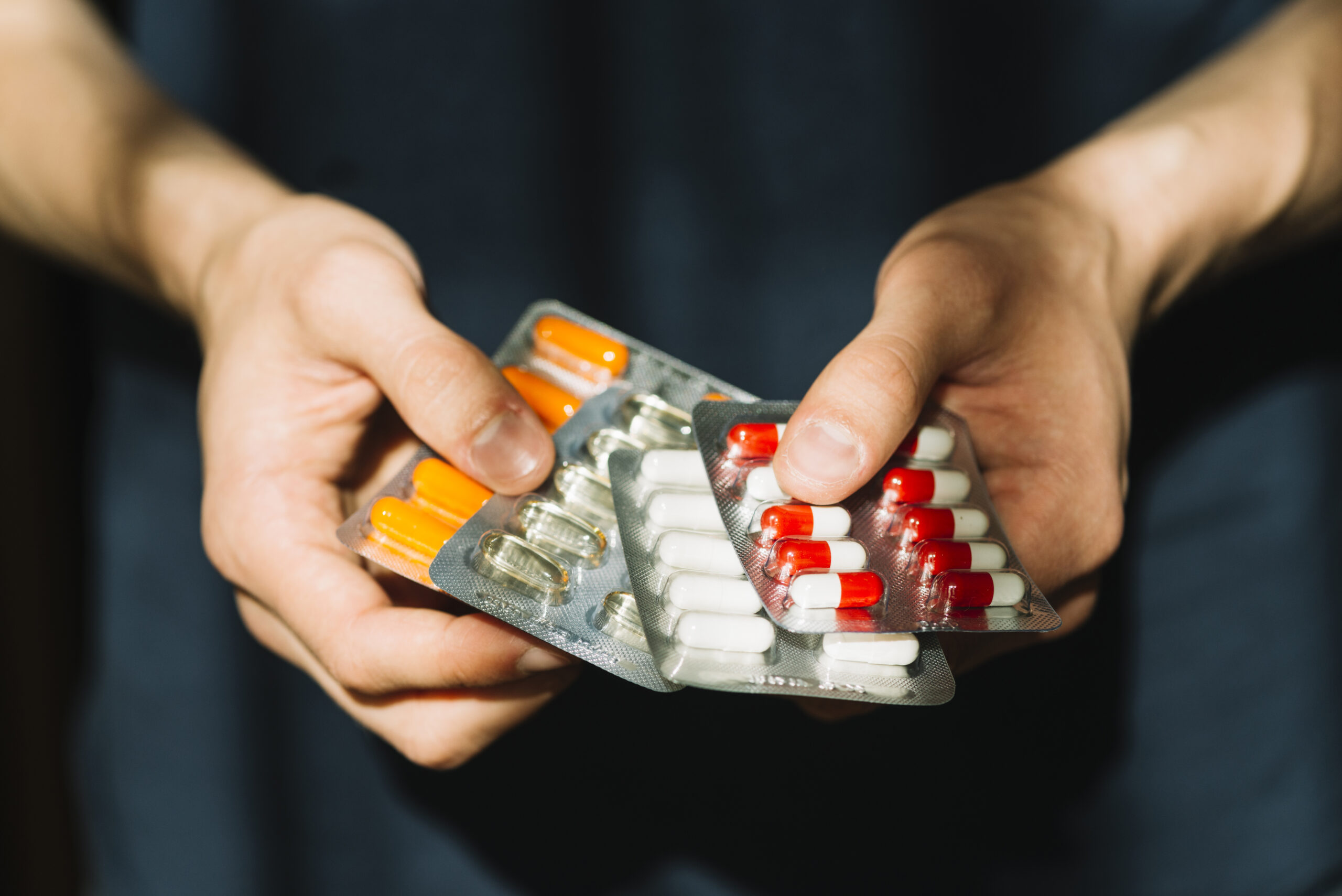 Automedicação preocupa especialistas: nove em cada dez brasileiros tomam remédios sem prescrição