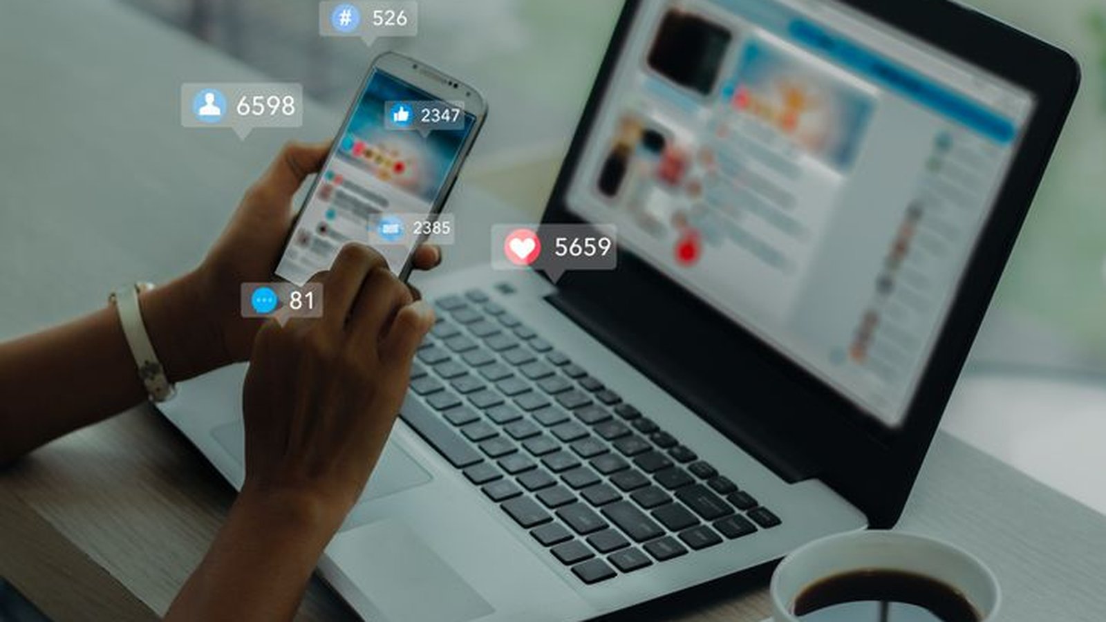 Jovem transforma teto em mapa de voo ao vivo com projetor e receptor de rádio de R$ 150