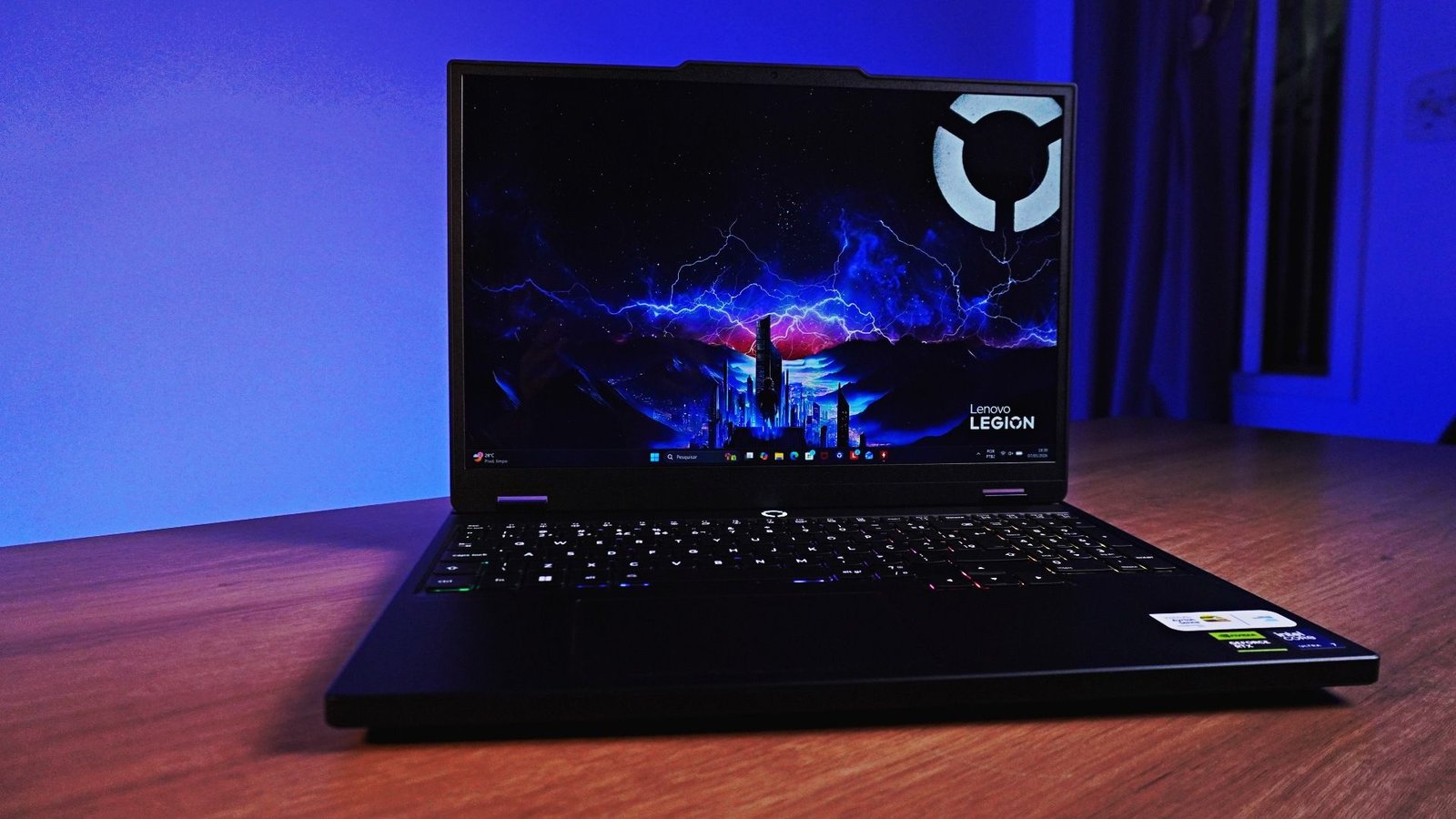 Lenovo Legion 5 tem ótima tela OLED e RTX 5060 modesta