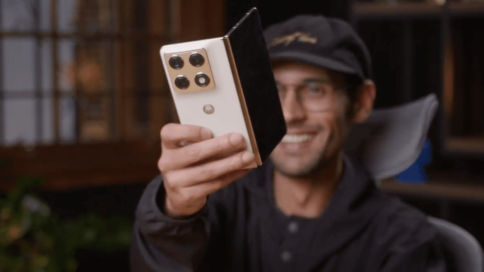 Razr Fold chegou atrasado, mas a Motorola acertou em quase tudo