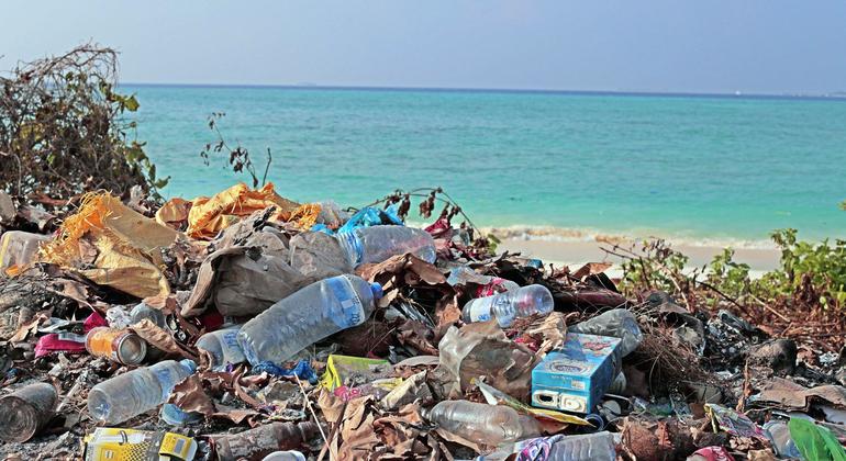 Cinco coisas que precisa de saber sobre os plásticos nos oceanos