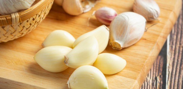 Substância do alho aumenta a eficácia de quimioterapia contra o câncer colorretal