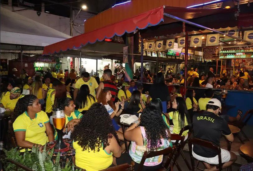 Telões, pagode e confraternização: favelas do Rio se preparam para torcer pelo Brasil em clima de festa