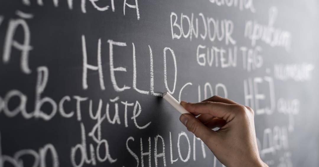 Vale a pena aprender dois idiomas ao mesmo tempo? Especialista esclarece as principais dúvidas