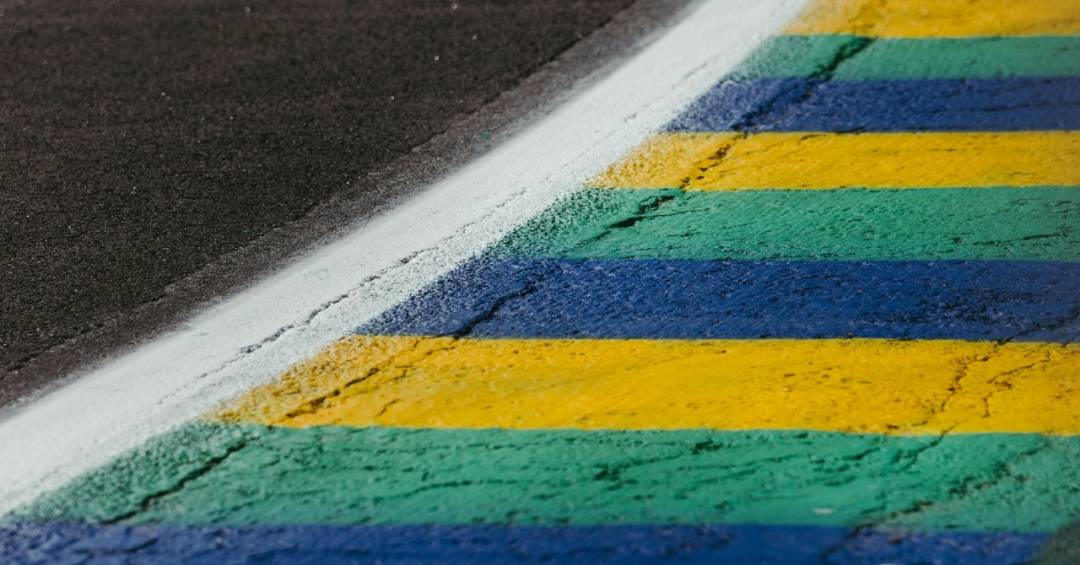 Qual é o plural de meio-fio?