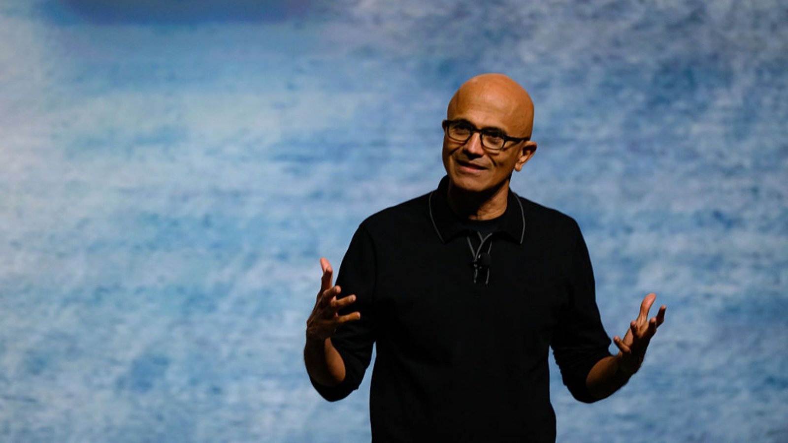 CEO da Microsoft critica monopólio na IA e sugere mudanças