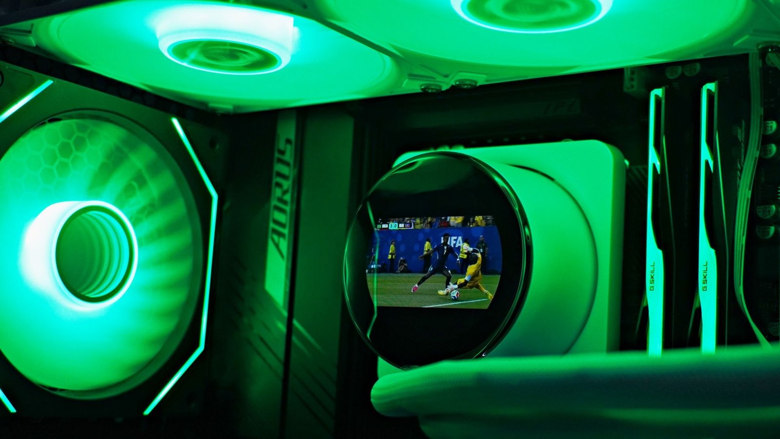 Eu assisti ao jogo do Brasil e joguei Doom na tela dessa water cooler da MSI