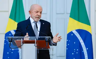 Lula anuncia abertura de sigilos bancário e telefônico