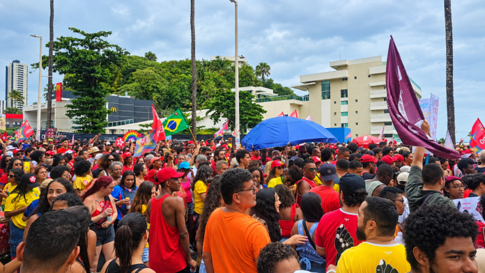 Tapete vermelho da democracia toma a orla de Salvador em ato histórico