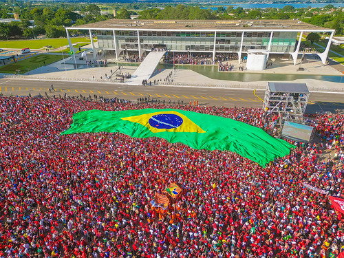 Transparência absoluta, narrativas falsas, etarismo e a defesa da democracia