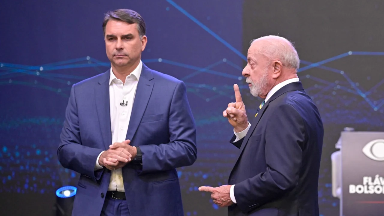 Campanha de Lula pede ao TSE cassação da chapa de Flávio Bolsonaro por suspeita de abuso nas redes sociais