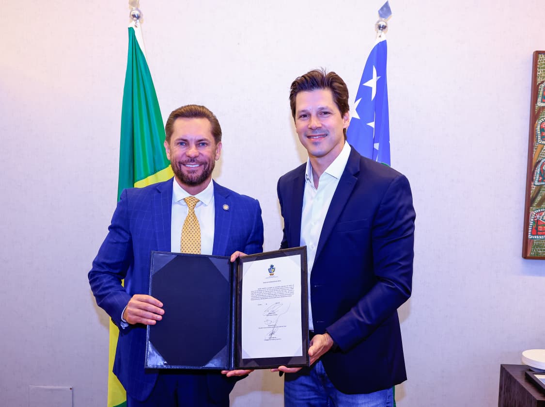 Daniel Vilela assina transmissão de cargo a Bruno Peixoto