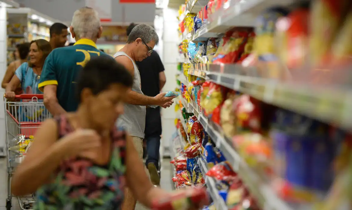 Vendas de alimentos crescem após restrição às bets, aponta Abras