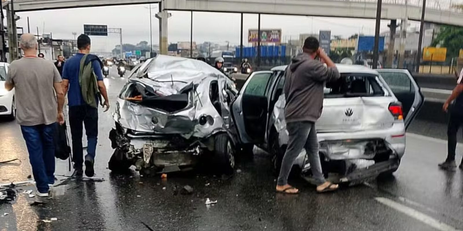 Motorista infarta e engavetamento de 20 veículos deixa feridos no Rio
