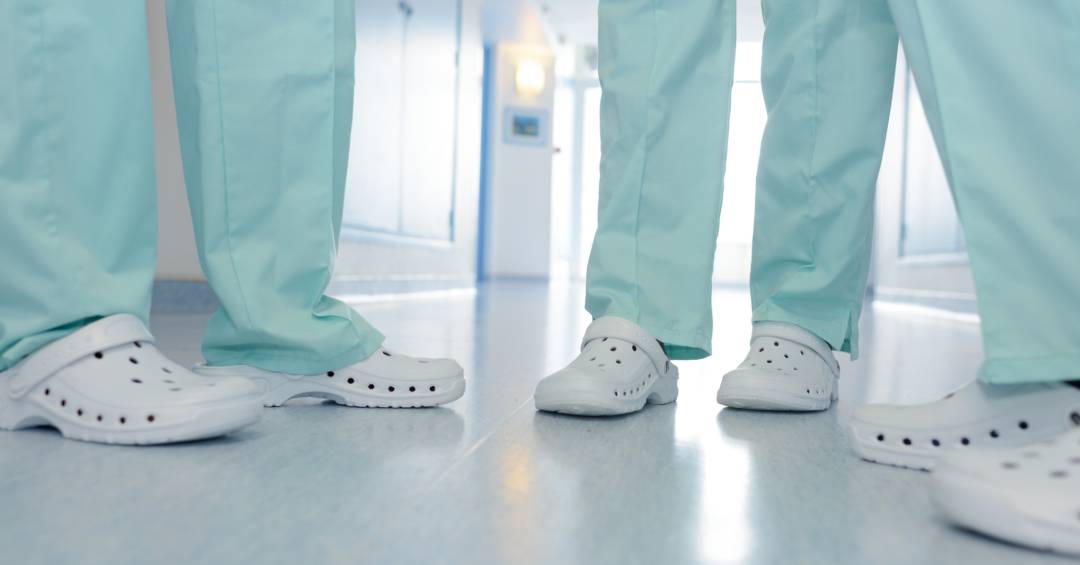 Por que médicos estão sempre de crocs nos hospitais? Médico responde a essa e outras dúvidas