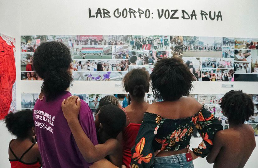 Exposição “Voz da Rua” ocupa museu em Duque de Caxias com obras de territórios periféricos