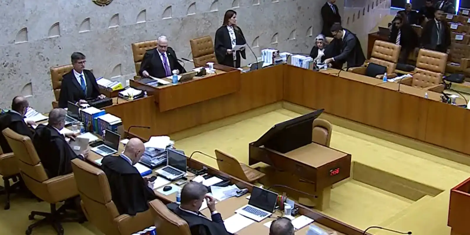 STF suspende julgamento sobre mandato-tampão para governo do Rio