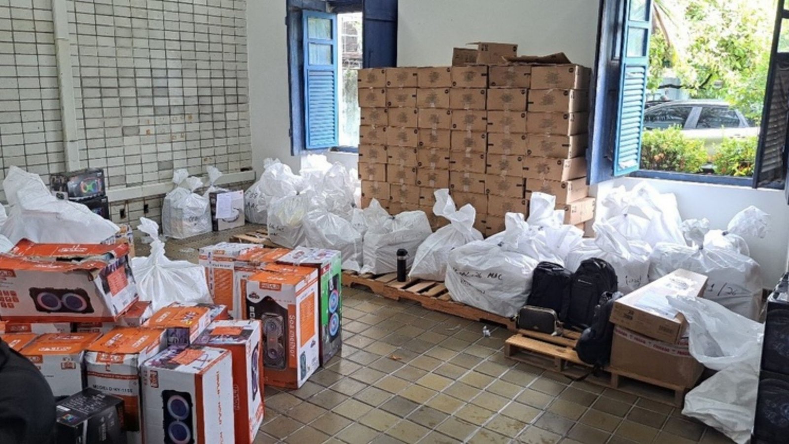 Anatel e Receita apreendem 5 mil produtos irregulares em Maceió