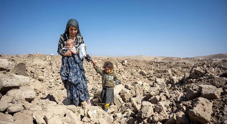 Afeganistão pode perder 25 mil mulheres como professoras e agentes de saúde até 2030